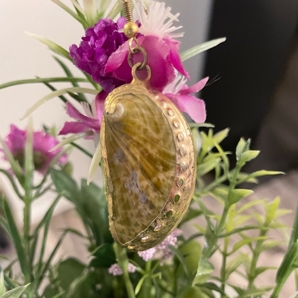 Shell Earrings Gold leaf edges